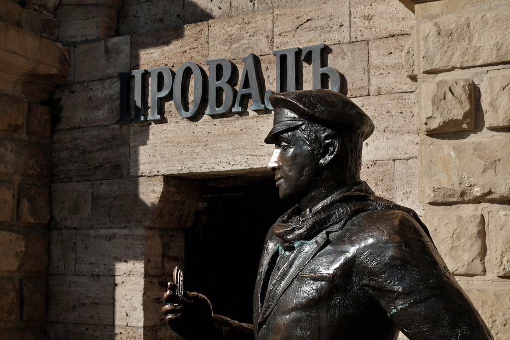Памятник Остапу Бендеру у озера Провал. Пятигорск