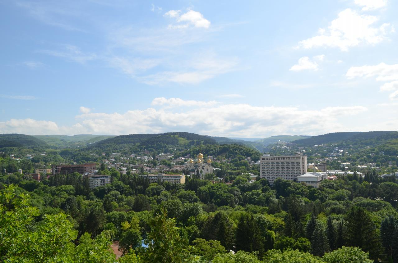 Вид со смотровой площадки на вершине горы Крестовая, Кисловодск